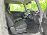 運転席からの視界は広く、運転操作もスムーズに行えます。シンプルで機能的な空間が、快適なドライブをサポートします。