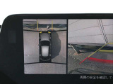 【全周囲カメラ】クルマの真上から見ているかのような映像が見れるので、駐車が苦手な方には特にうれしい装備です♪