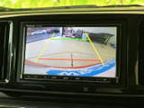 駐車時の安全性を高めるバックモニター。狭い場所でも、後方の状況をしっかり確認できます。自信をもって駐車操作を行えます。