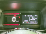 視認性の高いメーターで、運転に必要な情報をしっかり確認できます。運転に集中できるよう、シンプルで分かりやすいデザインです。