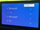 BluetoothやUSB接続で、お気に入りの音楽を車内で楽しめます。様々な音源に対応し、快適なドライブを演出。こだわりのサウンドを堪能できます。