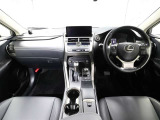 上質で落ち着いた印象のインパネ。視界も広々で運転しやすいです。
