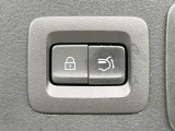【パワーバックドア】スマートキーや運転席のボタンを押すだけでリアゲートが自動で開閉します!荷物を持っている時や、高い位置にあるバックドアを閉める際に便利な機能です♪