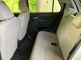 後部座席も広々としており、ゆったりとくつろげます。長距離ドライブでも快適な空間を提供します。お子様連れのご家族にもおすすめです。
