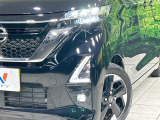 【LEDヘッドライト】悪天候や夜間走行時も良好な視界を確保し安心して運転できる高輝度LEDヘッドライトを装備!点灯速度が早く、消費電力も抑えられています。