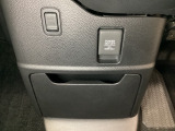 アクセサリーソケットはUSBのアダプターなどをつければ、スマホの充電にも使えます。周辺には物が置けるボックスがついています。