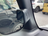 思い通りの場所にラクにピタリと停められるようにと採用した「ピタ駐ミラー」。運転席に座った状態で死角になりやすい左側やクルマの後ろの様子まで確認でき、幅寄せや縦列駐車、車庫入れの際に役立ちます。