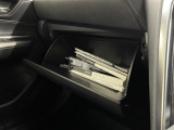 【グローブボックス】車検証、サングラスやCDなど小さい荷物が収納できるので車内を綺麗に整頓できますね。