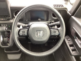 パドルシフト+本革巻ステアリングホイール+渋滞追従機能付アダプティブクルーズコントロール(ACC)、車線維持支援システム(LKAS)付き。