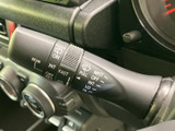 スムーズなシフトチェンジで、快適なドライブを。操作しやすい位置に配置され、運転の楽しさを向上させます。
