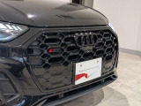 【ブラック Audi rings & ブラックスタイリングパッケージ メーカーOP￥160,000-】 AUDIのシングルフレームグリルがブラック化され、統一感のある1台となります。