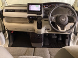 車内は光触媒抗菌消臭施工済です。インパネ周りはスタイリッシュなデザインで機能や装備も充実しています。グローブボックスやカップホルダーのほかにトレーなどたくさんの収納スペースが付いています。