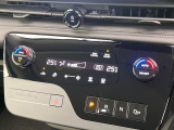 【オートエアコン】一度お好みの温度に設定すれば、車内の温度を検知し風量や温度を自動で調整。暑い&hellip;寒い&hellip;と何度もスイッチ操作をする必要はありません。快適な車内空間には必須の機能ですね♪