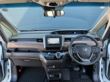 運転席周りです。カップホルダーや小物の収納などは必須ですよね!!使い勝手の良いつくりになっております!!