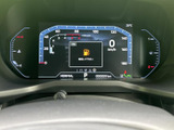 視認性の高いメーターで、運転に必要な情報を的確に把握できます。運転席をスタイリッシュに演出する、落ち着いた雰囲気のデザインです。