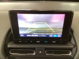 【バックカメラ】運転が苦手な方も車庫入れラクラクです!ギアをリバースに入れれば自動的に切り換わりますので、面倒な操作は不要です♪狭い駐車場もお車を傷つけず安心ですね!