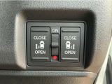 両側電動スライドドア装備!運転席よりボタン一つで開閉可能です。