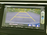 リバース時の映像を鮮明に表示し、安全な駐車をサポート。後方の状況をしっかり確認でき、狭い場所でも安心です。