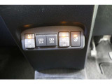 USBポートが2口装備されています。iPhoneやスマートフォンの充電など、車内にあると便利なアイテムのひとつですね!電源が複数あるとコードを差替える面倒もなく楽ですよ。