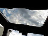 ガラスルーフです。開閉はしませんがオープンカーのような開放感のあるドライブを楽しめます。日差しをさえぎるシェードがついています。
