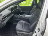 運転席からの視界は広く、運転操作もスムーズに行えます。上質なシートが、ドライバーをサポートします。快適な運転環境です。