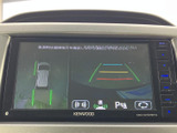 駐車時の安全性を高めるバックモニター。狭い場所でもスムーズに駐車でき、運転に自信がない方にもおすすめです。