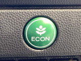 【eコンスイッチ】低燃費運転をサポートするECONモード。スイッチをONすると、エンジンやトランスミッション、A/Cなどを協調制御し、燃費の向上に貢献。エコドライブの効果を高めます。