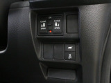 【両側電動スライド】スライドドアは両側電動スライドドアになっております。運転席からの開閉も出来、リモコンキーでも離れたところから開閉出来ますので大変便利な装備です。