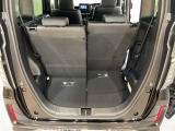 後席のシートをスライドさせると荷室空間を広げられます