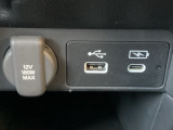 USBチャージャーやアクセサリーソケットを備えているので、スマホの充電やちょっとした電源確保も手軽。車内での過ごしやすさがぐっと広がります。
