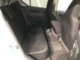 【後部座席】も当然、綺麗・清潔に仕上げております。内装の綺麗なお車は気持ちが良いですし、コンディションのいい車が多いです。これもオススメの1台です。