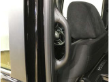 乗り降りの補助になるアシストグリップを装備