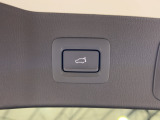 電動リアゲートになっているので荷物を持っていてもボタン一つで開けることができるので大変便利です