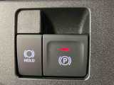 【電動パーキングブレーキ+オートブレーキホールド機能】 指先だけで簡単に操作が可能なパーキングブレーキ、スイッチを押すとブレーキペダルから足を離してもブレーキを保持できるオートブレーキホールド搭載。