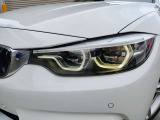 前後に統一された、後期モデルならではのLEDデザイン。シャープなLEDヘッドライトが、4シリーズの低く構えたフロントフェイスを印象的に演出。