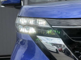 【LEDヘッドライト】とっても明るいLEDヘッドライトが装着されているので、夜の運転も明るく安全です。