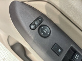 狭い駐車場で便利な電動格納ドアミラーが付いています。