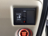 左側電動スライドドアは運転席からでも操作ができるように、ハンドル付近に開閉の操作スイッチが付いています。