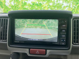 駐車時の安全性を高めるバックモニター。狭い場所でもスムーズな駐車操作をサポートし、ドライバーを安心させます。後方確認もラクラクです。
