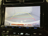 車庫入れなど後進運転時に死角をモニターで確認ができて安全です♪ ステアリング操作の参考になるガイド線も表示しますので車庫入れがニガテな方も安心ですネ!