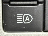 【オートハイビーム(AHB)】フロントウインドウガラス上部に設置された前方カメラにより、前方車両のランプや街路灯などの明るさを判定し、自動的にハイビームとロービームを切り換えてくれます!