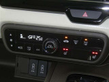 【オートエアコン】車内温度を感知して自動で温度調整をしてくれるのでいつでも快適な車内空間を創り上げます!どの席に座っても快適なドライブが楽しめます♪