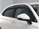 ホンダ純正ドアバイザー装備  風切り音を極力抑えたホンダ純正ドアバイザー。雨天走行時でも少し窓を開けて換気ができます。