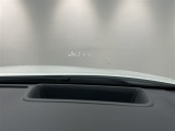 フロントガラスに情報投影するHUD付き。視線移動を最小限に、安全運転を支援します。