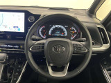 3本スポークステアリング!ステアリングスイッチ付!音量調整やメーター内インフォメーションの操作、全車速追従機能レーダークルーズコントロールの操作などが可能!