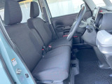 運転席まわりには十分なスペースがあり、大柄な方でもゆったり運転していただける環境です。
