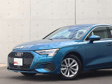 ●Audiが最初に採用したLEDポジショニングランプ。シャープなラインで昼間でも点けていたいと思うほど上品でオシャレです。夜間走行時はさらに目立ちます!