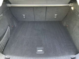 ラゲージルーム!後ろのシートは片方ずつ倒せます。乗る人や積む荷物に応じてアレンジが可能ですので多彩に使えてとても便利です。