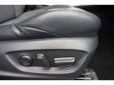 運転席にはパワーシートが付いております。パワーシートは指先1つで操作出来るためチカラの弱い女性の方でもシートに座ったまま操作出来ます♪