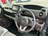 この車両には、ホンダセンシングが装着されております。クルーズコントロールで前方の車両に近づくと、減速できます。一定の速度で車線を維持する装置も付いております。